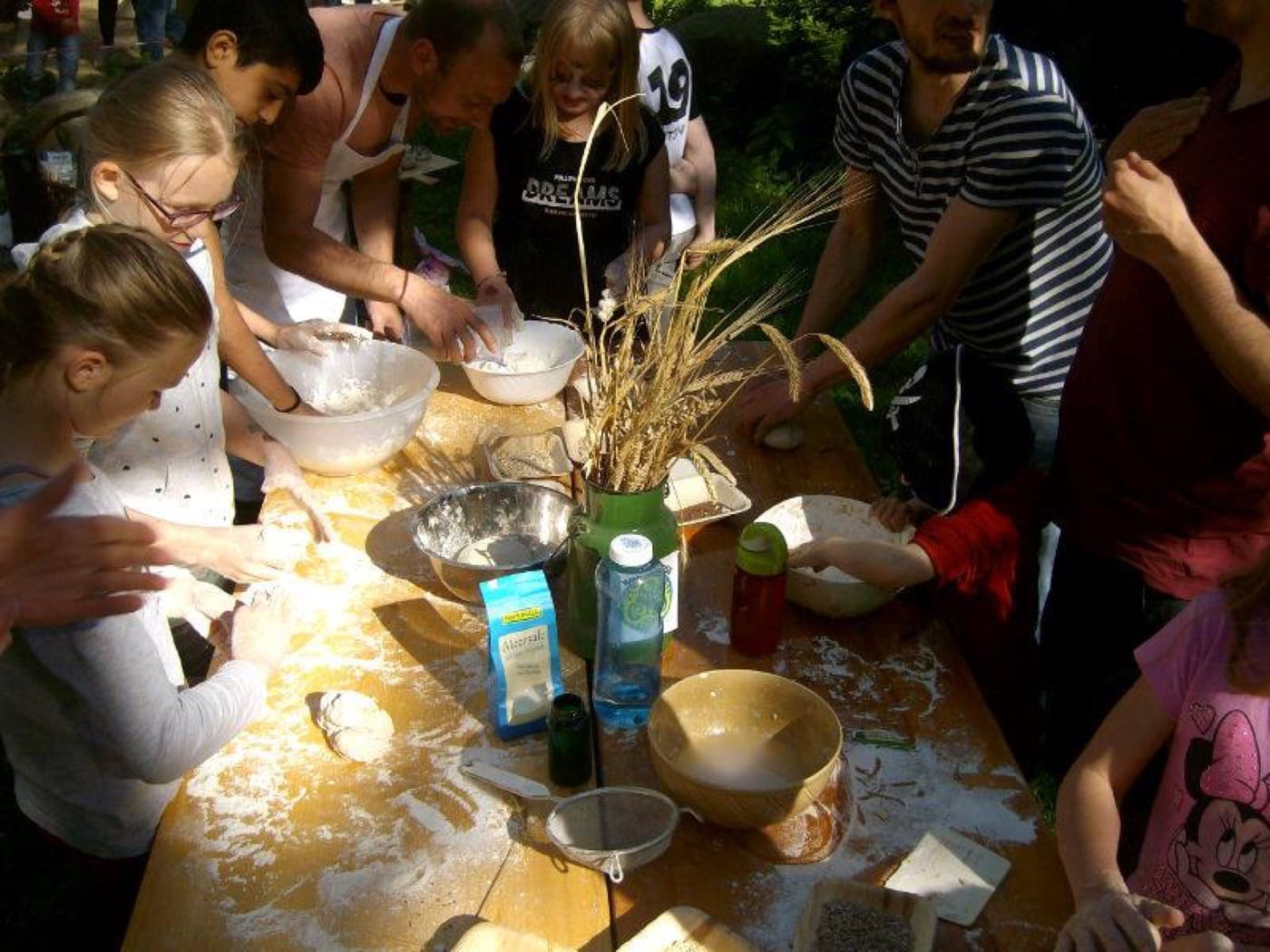 Kinder backen zusammen Brot