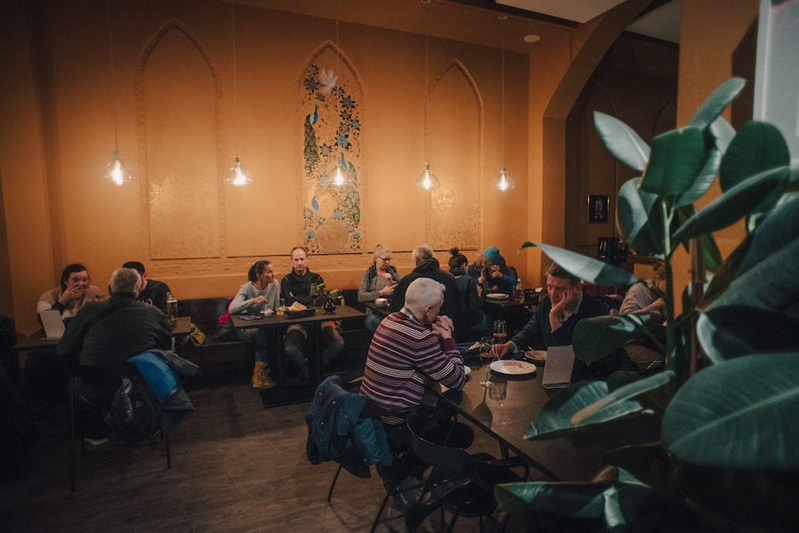 Vollbesetzte Tische im Restauraunt Kreuzberger Himmel